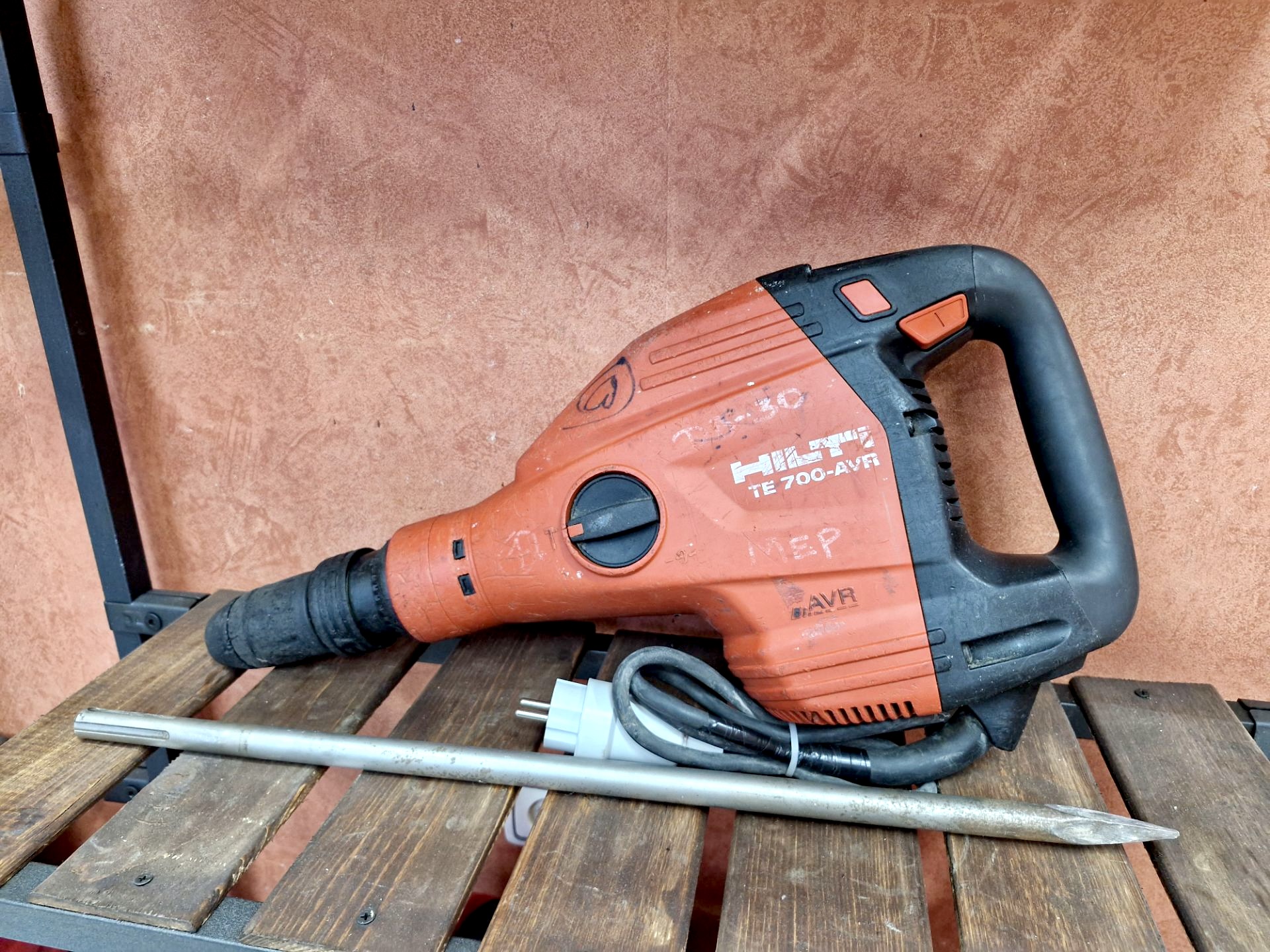 IMG_7440 چکش تخریب بتُنکن هیلتی مدل Hilti TE 700-AVR (استوک) - تصویر 1