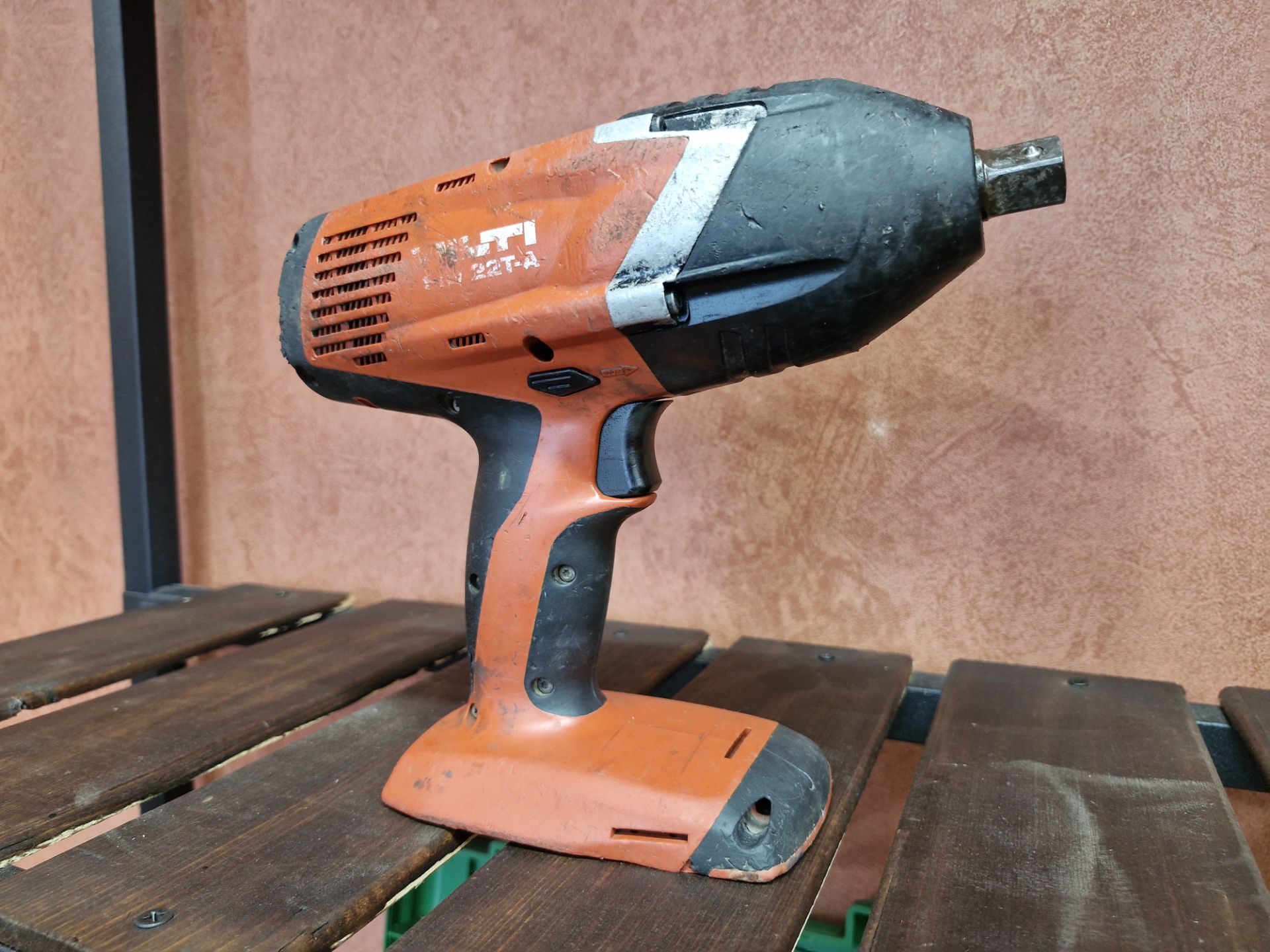 IMG_7885 بکس شارژی حرفهای هیلتی مدل Hilti SIW 22T-A 01 استوک - تصویر 1