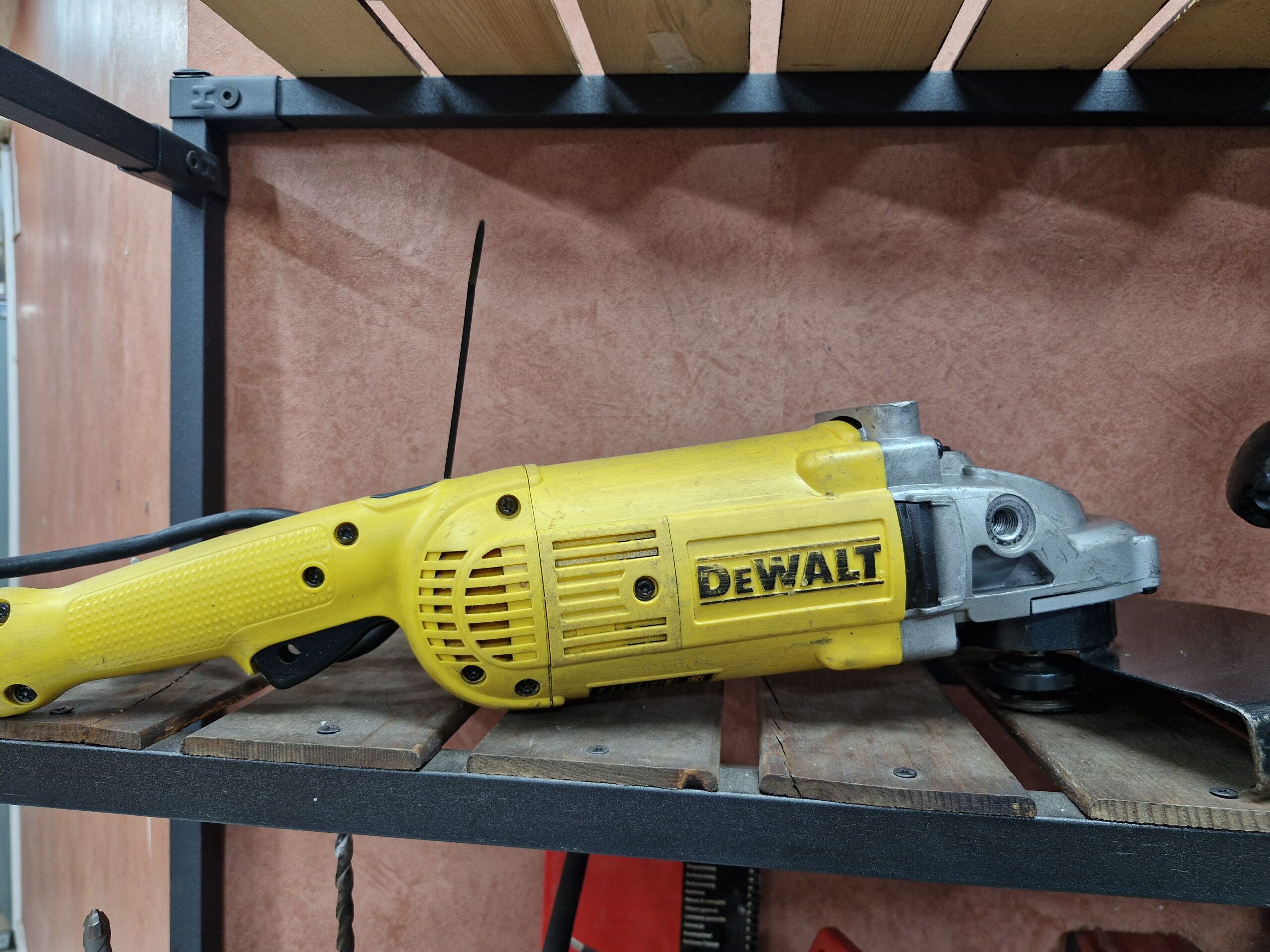 IMG_1130 فرز قدرتمند و حرفهای دیوالت مدل DWE492 استوک - تصویر 1